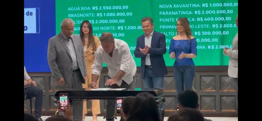 PREFEITO RECEBE EMENDA PARA SAÚDE DO MUNICÍPIO SOLICITADA POR VEREADORES DA CÂMARA DE TAPURAH